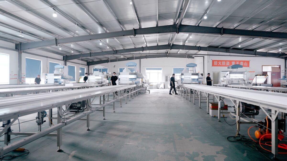 Boaz 裁剪车间 — Precision cutting station